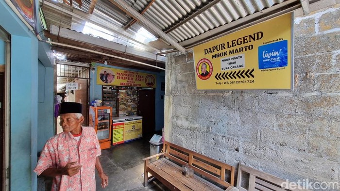 Suasana di rumah makan mangut lele Mbah Marto di Panggungharjo, Sewon, Bantul, Rabu (6/11/2024). Mbah Marto meninggal dunia, Rabu (6/11/2024) pagi.