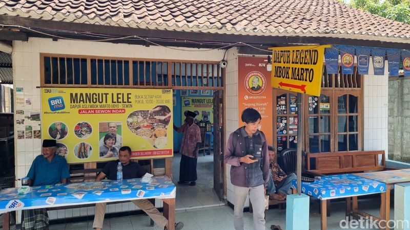 Suasana di rumah makan mangut lele Mbah Marto di Panggungharjo, Sewon, Bantul, Rabu (6/11/2024). Mbah Marto meninggal dunia, Rabu (6/11/2024) pagi.