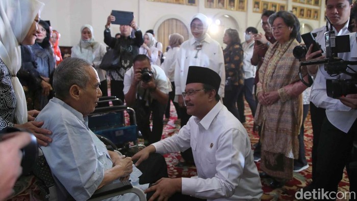 Suasana Ramah Taman Keluarga Pahlawan dan Perintis Kemerdekaan Ramah tamah keluarga pahlawan dan perintis kemerdekaan digelar di Gedung Konvensi Taman Makam Pahlawan Nasional Utama Kalibata, Jaksel. Begini suasananya.
