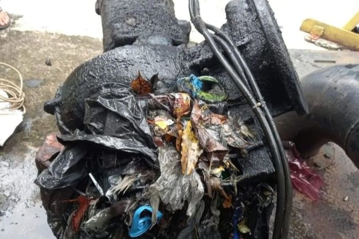 Sudin SDA Jakbar menyatakan tiap tahun sekitar 10 persen pompa pengendali banjir rusak. Kerusakan pompa disebabkan sampah celana jin hingga ban. (dok Sudin SDA Jakbar via Antara)