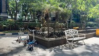 Taman Surawisesa juga dilengkapi dengan berbagai fasilitas seperti toilet dan tempat duduk. Taman ini juga sering digunakan oleh masyarakat untuk jogging, bermain voli, dan senam pagi. (Asti Azhari/detikTravel)