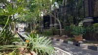 Taman Surawisesa pun menjadi tempat favorit bagi warga lokal dan wisatawan yang ingin menikmati suasana hijau di tengah kesibukan kota Purwakarta. (Asti Azhari/detikTravel)