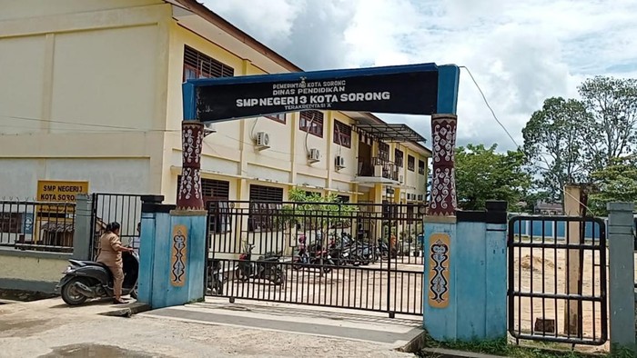 Tampak depan SMP 3 Kota Sorong.