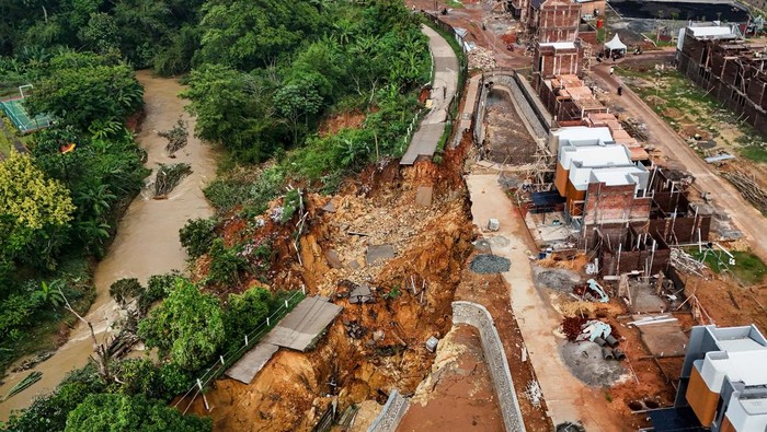 Foto udara lokasi tanah longsor di Jalan Rancahaur, Desa Karang Tengah, Pagedangan, Kabupaten Tangerang, Banten, Rabu (6/11/2024). Longsor sepanjang 40 meter dengan kedalaman 7 meter tersebut terjadi akibat tingginya intensitas hujan dan menyebabkan akses jalan warga terputus. ANTARA FOTO/Sulthony Hasanuddin/Spt.