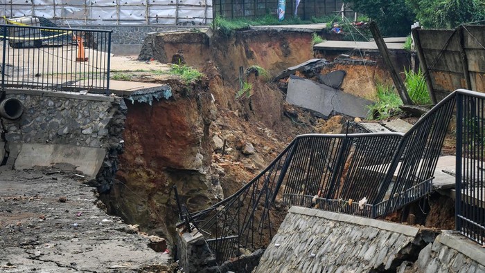 Foto udara lokasi tanah longsor di Jalan Rancahaur, Desa Karang Tengah, Pagedangan, Kabupaten Tangerang, Banten, Rabu (6/11/2024). Longsor sepanjang 40 meter dengan kedalaman 7 meter tersebut terjadi akibat tingginya intensitas hujan dan menyebabkan akses jalan warga terputus. ANTARA FOTO/Sulthony Hasanuddin/Spt.