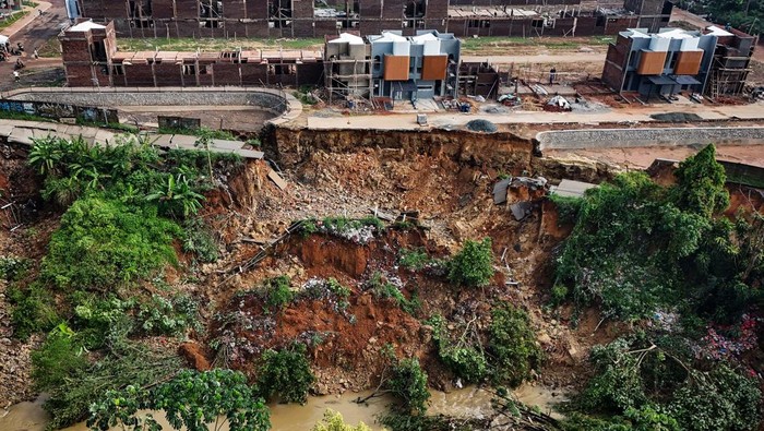 Foto udara lokasi tanah longsor di Jalan Rancahaur, Desa Karang Tengah, Pagedangan, Kabupaten Tangerang, Banten, Rabu (6/11/2024). Longsor sepanjang 40 meter dengan kedalaman 7 meter tersebut terjadi akibat tingginya intensitas hujan dan menyebabkan akses jalan warga terputus. ANTARA FOTO/Sulthony Hasanuddin/Spt.