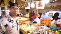 Tanboy Kun juga mencoba somtam dengan campuran rajungan yang sangat pedas. Somtam itu sajiannnya mirip rujak, terbuat dari pepaya muda yang ditambahkan kacang, wortel, seafood, dan berbumbu asam pedas. Foto: YouTube Tanboy Kun