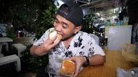 Tanboy Kun mengatakan kalau rasa roti kukus pandan itu wangi pandannya sangat kuat. Tekstur rotinya juga empuk dan lembut. Manisnya pas tuh nggak lebay, kental, rasa pandannya tuh pandan asli, ungkapnya. Foto: YouTube Tanboy Kun