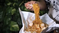 Tanboy Kun juga mencoba hidangan lain, berupa tom yum egg noodle seharga 35 Baht (Rp 16 ribuan). Ia juga menunjukkan bahwa kedai tersebut memiliki logo halal. Foto: YouTube Tanboy Kun