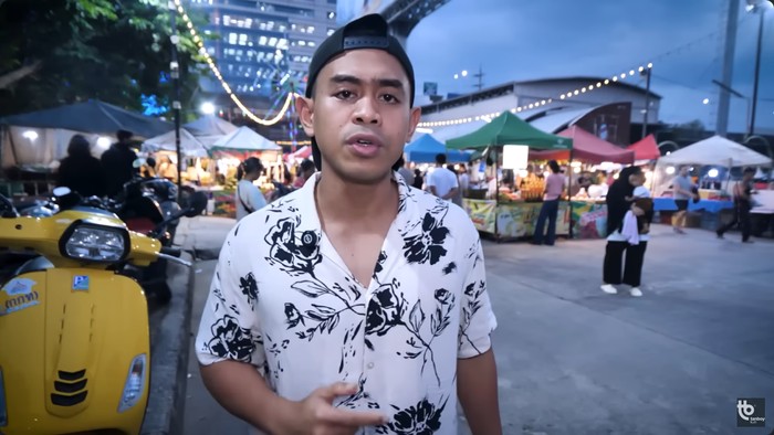 Tanboy Kun Tanboy Kun cicip makanan halal di Ramkhamhaeng Night Market
