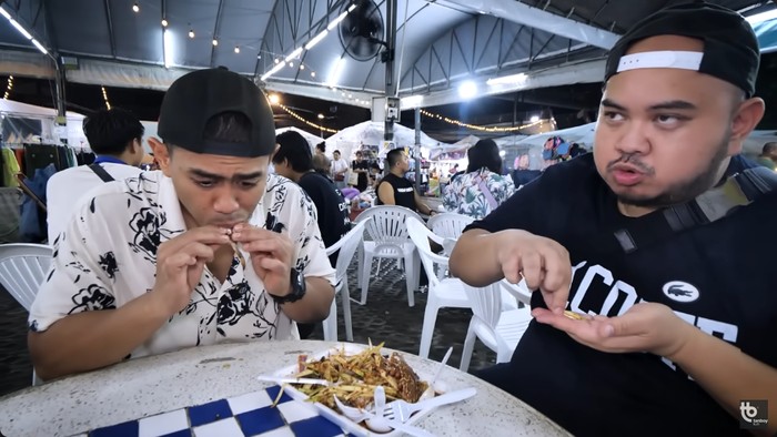 Tanboy Kun Tanboy Kun cicip makanan halal di Ramkhamhaeng Night Market