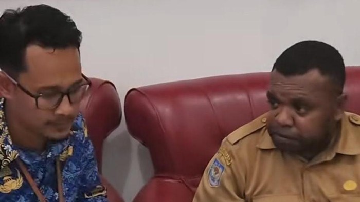 Tangkapan layar klarifikasi guru SA di Sorong (kanan) didenda ortu siswa Rp 100 juta.