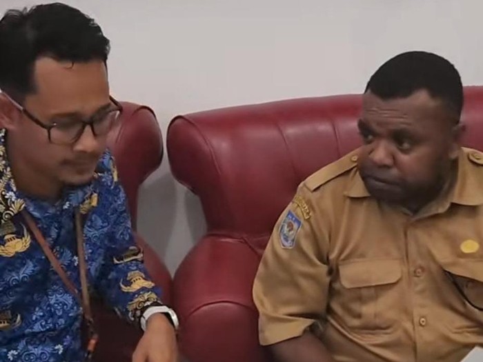 Tangkapan layar klarifikasi guru SA di Sorong (kiri) didenda ortu siswa Rp 100 juta.