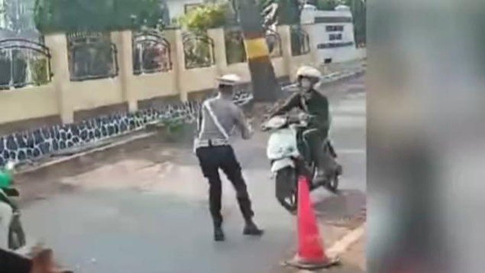 Tangkapan layar video viral polantas Garut ditabrak