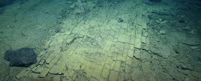 Sebuah ekspedisi ke punggungan laut dalam, tepat di utara Kepulauan Hawaii, mengungkap penemuan mengejutkan. Terdapat dasar danau kering purba yang dilapisi sesuatu yang tampak seperti jalan bata kuning.
