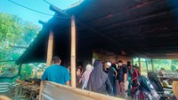 Antrian panjang pembeli di pagi hari didepan pembakaran surabi.