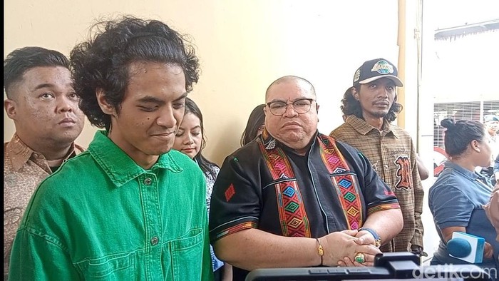 Vadel Badjideh dan pengacaranya saat ditemui di Polda Metro Jaya.