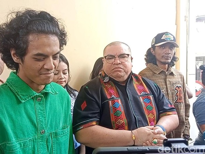 Vadel Badjideh dan pengacaranya saat ditemui di Polda Metro Jaya.