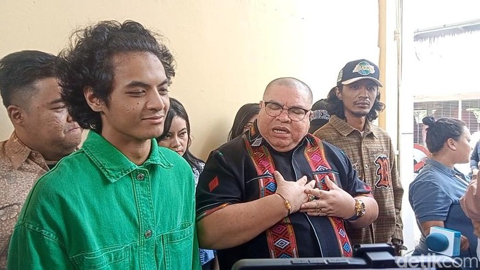 Vadel Badjideh dan pengacara saat ditemui di Polda Metro Jaya.
