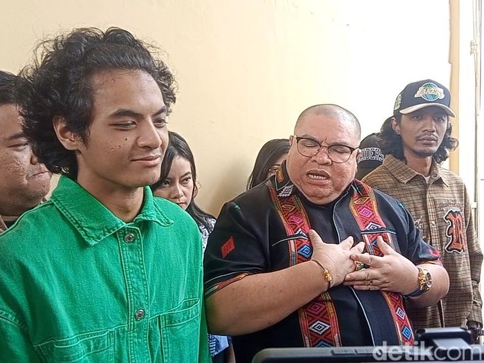 Vadel Badjideh dan pengacara saat ditemui di Polda Metro Jaya.