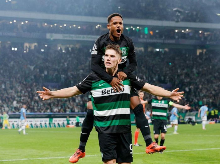 LISBON, PORTUGAL - NOVEMBER 5: Viktor Gyokeres of Sporting CP celebrates 4-1 with Geny Catamo of Sporting CP  during the UEFA Champions League  match between Sporting CP v Manchester City at the Estadio Jose Alvalade on November 5, 2024 in Lisbon Portugal (Photo by Eric Verhoeven/Soccrates/Getty Images)
