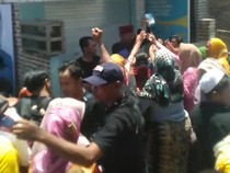 Viral Paslon di Probolinggo Bagikan Uang ke Warga usai Kampanye
