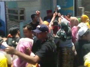 Viral Paslon di Probolinggo Bagikan Uang ke Warga usai Kampanye