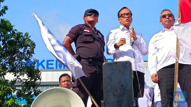 Wamenaker Immanuel Ebenezer Gerungan dan Ketua Umum SPN Iwan Kusmawan di atas mobil komando, Rabu (6/11/2024). (CNBC Indonesia/Martyasari)