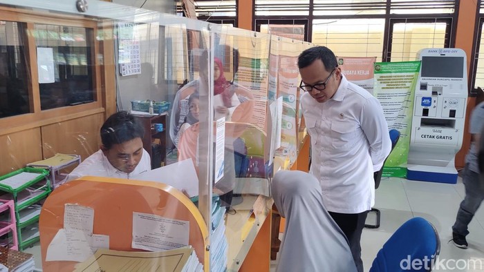 Wamendagri, Bima Arya saat melakukan sidak di Kantor Disdukcapil Kulon Progo, Rabu (6/11/2024).