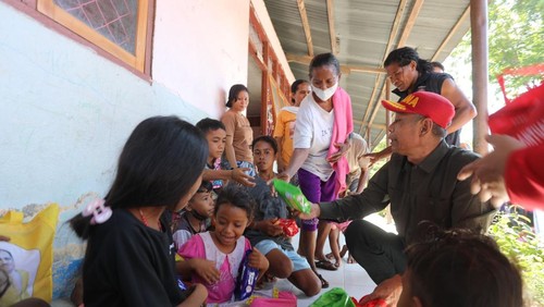 Wamensos Agus Jabo Priyono saat menyerahkan bantuan kepada warga yang mengungsi akibat erupsi Gunung Lewotobi Laki-laki di Kabupaten Flores Timur, NTT, Rabu (6/11/2024). (Foto: Dok. Humas Kemensos)