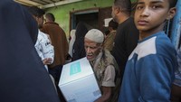 Para pengungsi Palestina berkumpul untuk menerima pasokan sembako sambil mengungkapkan kekhawatiran mereka tentang masa depan bantuan kemanusiaan di wilayah kantong tersebut. “Ini sama saja seperti hukuman mati bagi warga Palestina di Jalur Gaza,” kata Abu Khalil Salim, salah seorang pengungsi.