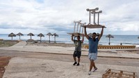 Wisata pantai terhenti sejenak dan barang-barangnya dipindahkan.