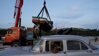 Nelayan memindahkan perahu mereka sebelum datangnya Badai Tropis Rafael di Havana, Kuba, Selasa (5/11/2024).