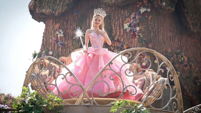 Cuplikan adegan Ariana Grande di Wicked.