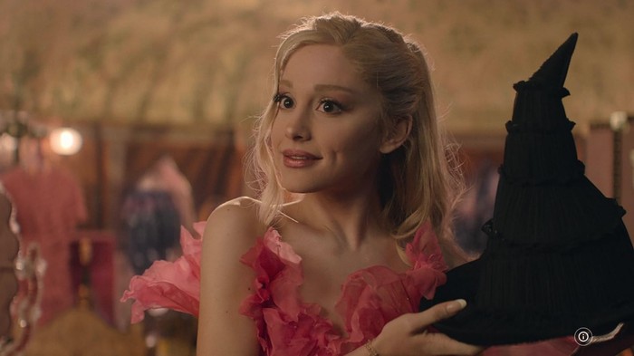 Wicked Cuplikan adegan Ariana Grande di Wicked.