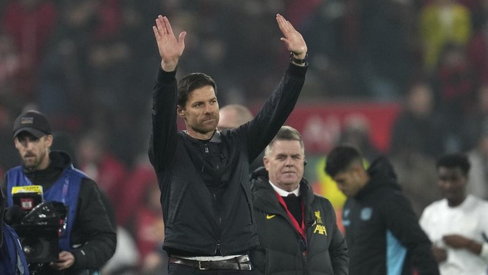 Leverkusens head coach Xabi Alonso waves to the crowd at the end of the Champions League opening phase soccer match between Liverpool and Bayer Leverkusen at Anfield in Liverpool, England, Tuesday, Nov. 5, 2024. (AP Photo/Jon Super)