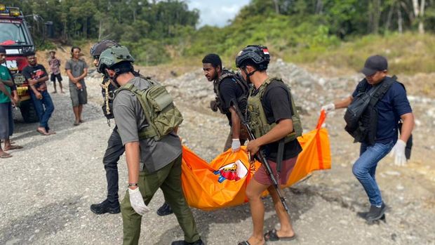 Sopir truk bernama Muktar Layuk tewas ditembak orang tidak dikenal (OTK) di Jalan Trans Papua di Kabupaten Yalimo, Papua.
