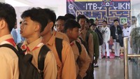 Seratusan siswa-siswi SMA di wilayah Ibu Kota Nusantara dan sekitarnya mengikuti pelatihan yang digelar Metaverse Nusantara dari Laboratorium Metaverse Sekolah Teknik Elektro dan Informatika (STEI) Institut Teknologi Bandung. Foto: (Dokumentasi Metaverse Nusantara - Lab Metaverse STEI ITB)