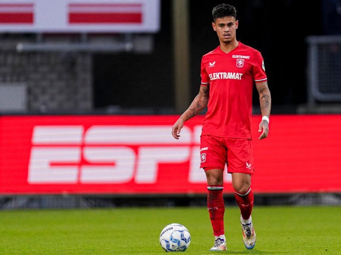 TILBURG, NETHERLANDS - NOVEMBER 2: Mees Hilgers of FC Twente runs with the ball during the Dutch Eredivisie match between Willem II and FC Twente at Koning Willem II Stadion on November 2, 2024 in Tilburg, Netherlands. (Photo by Joris Verwijst/BSR Agency/Getty Images)