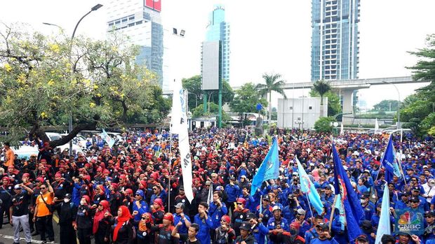 Aksi demonstrasi ratusan buruh di kawasan gedung kementerian tenaga kerja (Kemnaker), Jakarta, Kamis, (7/11/2024). (CNBC Indonesia/Muhammad Sabki)