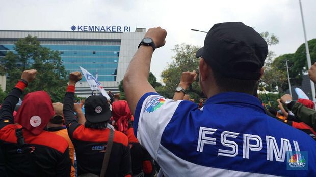 Aksi demonstrasi ratusan buruh di kawasan gedung kementerian tenaga kerja (Kemnaker), Jakarta, Kamis, (7/11/2024). (CNBC Indonesia/Muhammad Sabki)