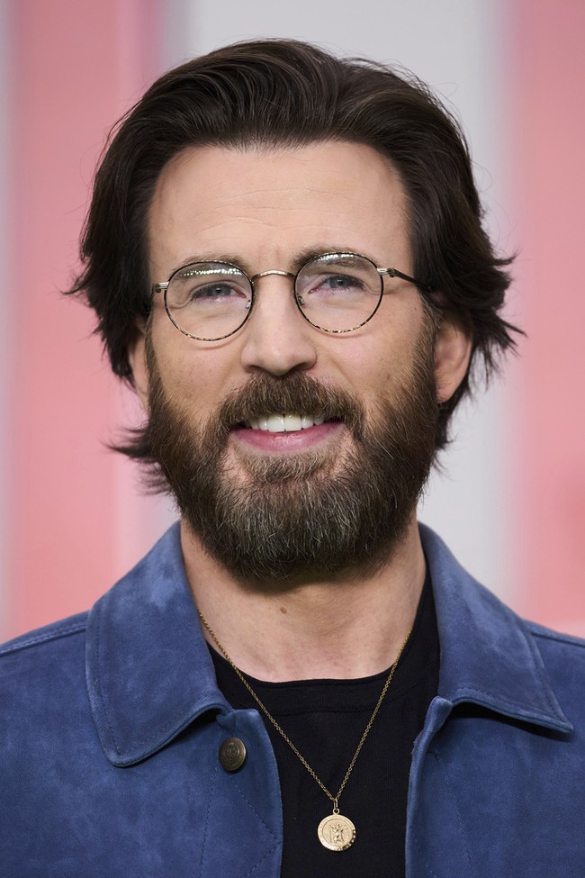 Suami aktris Alba Baptista ini juga memelihara kumis dan jenggotnya jadi lebih tebal. Foto: Scott A Garfitt/Invision/AP