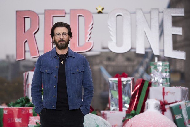 Penampilan barunya, ditambah wajah yang tampaknya lebih tirus, membuatnya nyaris tak dikenali. Foto: Scott A Garfitt/Invision/AP