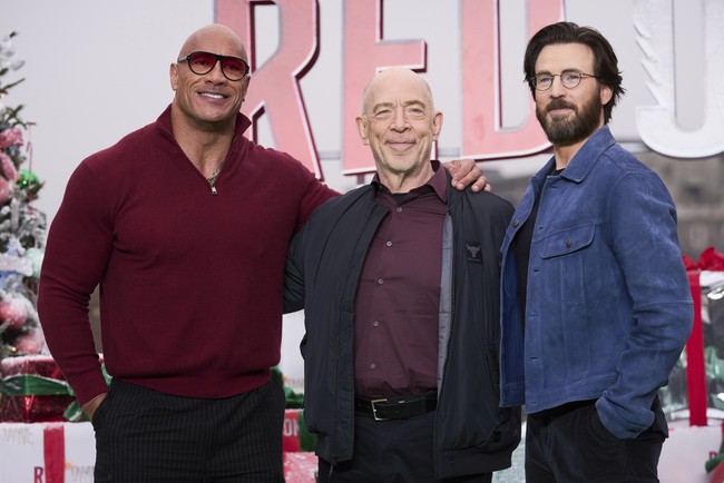 Chris Evans menghadiri acara untuk promo film terbarunya, ‘Red One’, bersama Dwayne Johnson dan J.K. Simmons di London, Inggris, pada Rabu (6/11/2024). Foto: Scott A Garfitt/Invision/AP