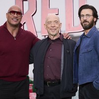 Chris Evans menghadiri acara untuk promo film terbarunya, ‘Red One’, bersama Dwayne Johnson dan J.K. Simmons di London, Inggris, pada Rabu (6/11/2024). Foto: Scott A Garfitt/Invision/AP