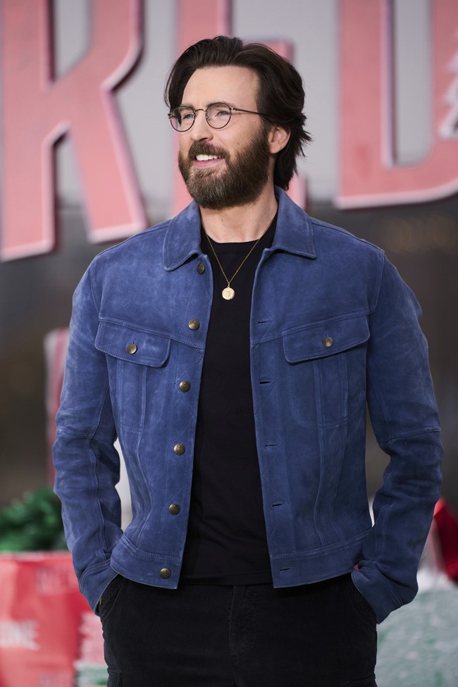 Wajahnya sempat membuat pangling karena berbeda dari penampilan biasanya. Pemeran ‘Captain America’ terlihat dengan rambut gondrong warna brunette gelap. Foto: Scott A Garfitt/Invision/AP