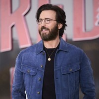 Wajahnya sempat membuat pangling karena berbeda dari penampilan biasanya. Pemeran ‘Captain America’ terlihat dengan rambut gondrong warna brunette gelap. Foto: Scott A Garfitt/Invision/AP