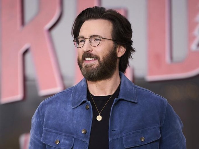 Aktor Chris Evans di Promo Film Red One Chris Evans poses for photographers upon arrival at the moment event for the film Red One on Wednesday, Nov. 6, 2024, in London. (Photo by Scott A Garfitt/Invision/AP)