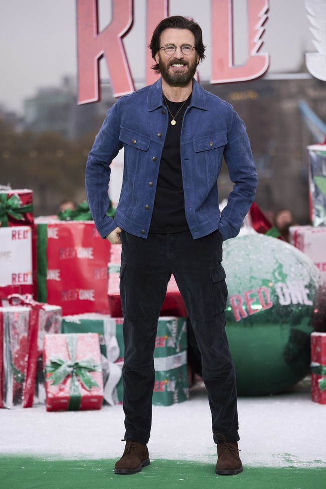 Pria 43 tahun ini memilih gaya casual dengan kaus dan celana hitam dipadu jaket suede warna biru. Kacamata dan kalung emas melengkapi busananya. Foto: Scott A Garfitt/Invision/AP