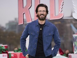 7 Penampilan Terbaru Chris Evans, Rambut Gondrong-Kumis Tebal Bikin Pangling